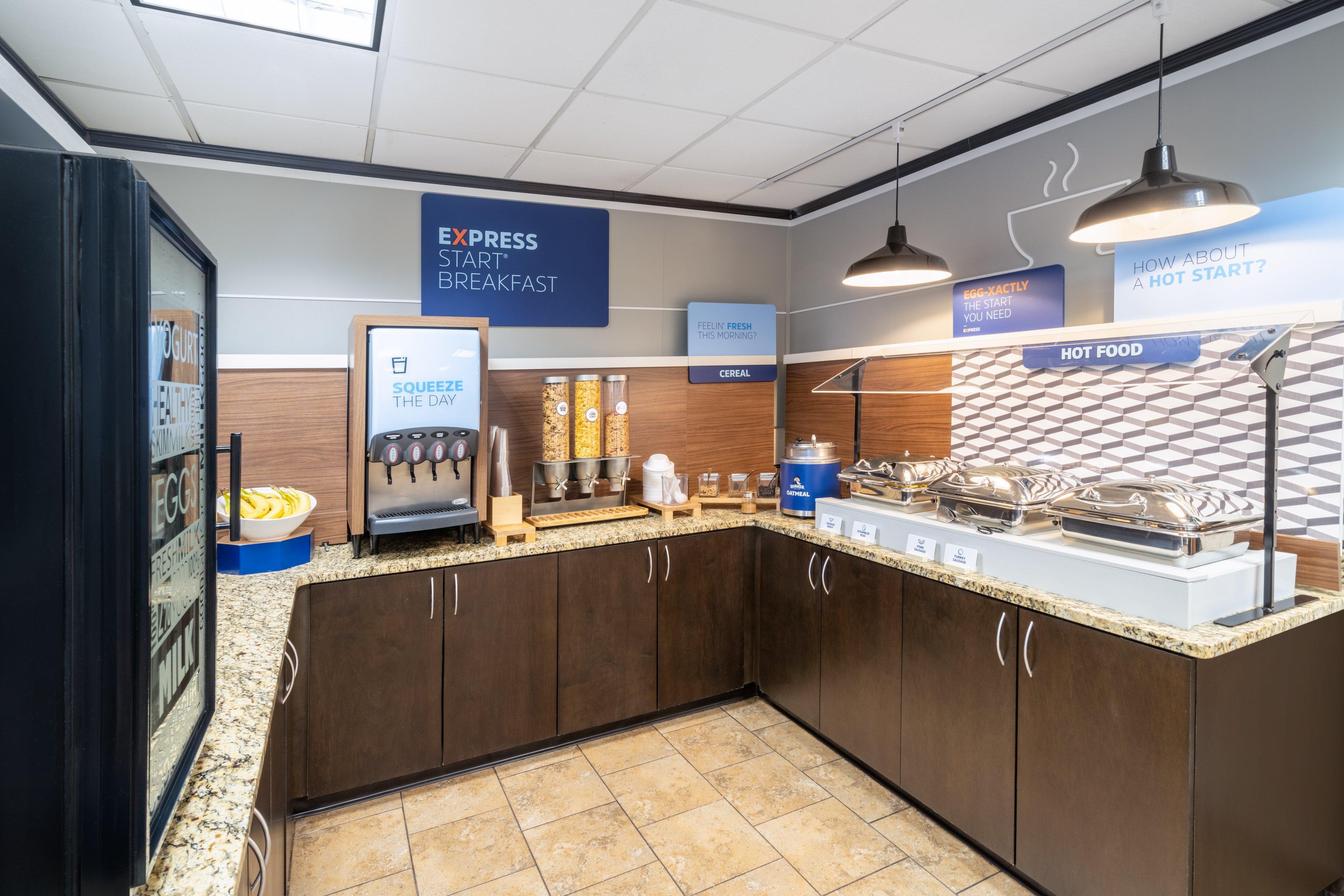 Holiday Inn Express Forsyth By Ihg Экстерьер фото