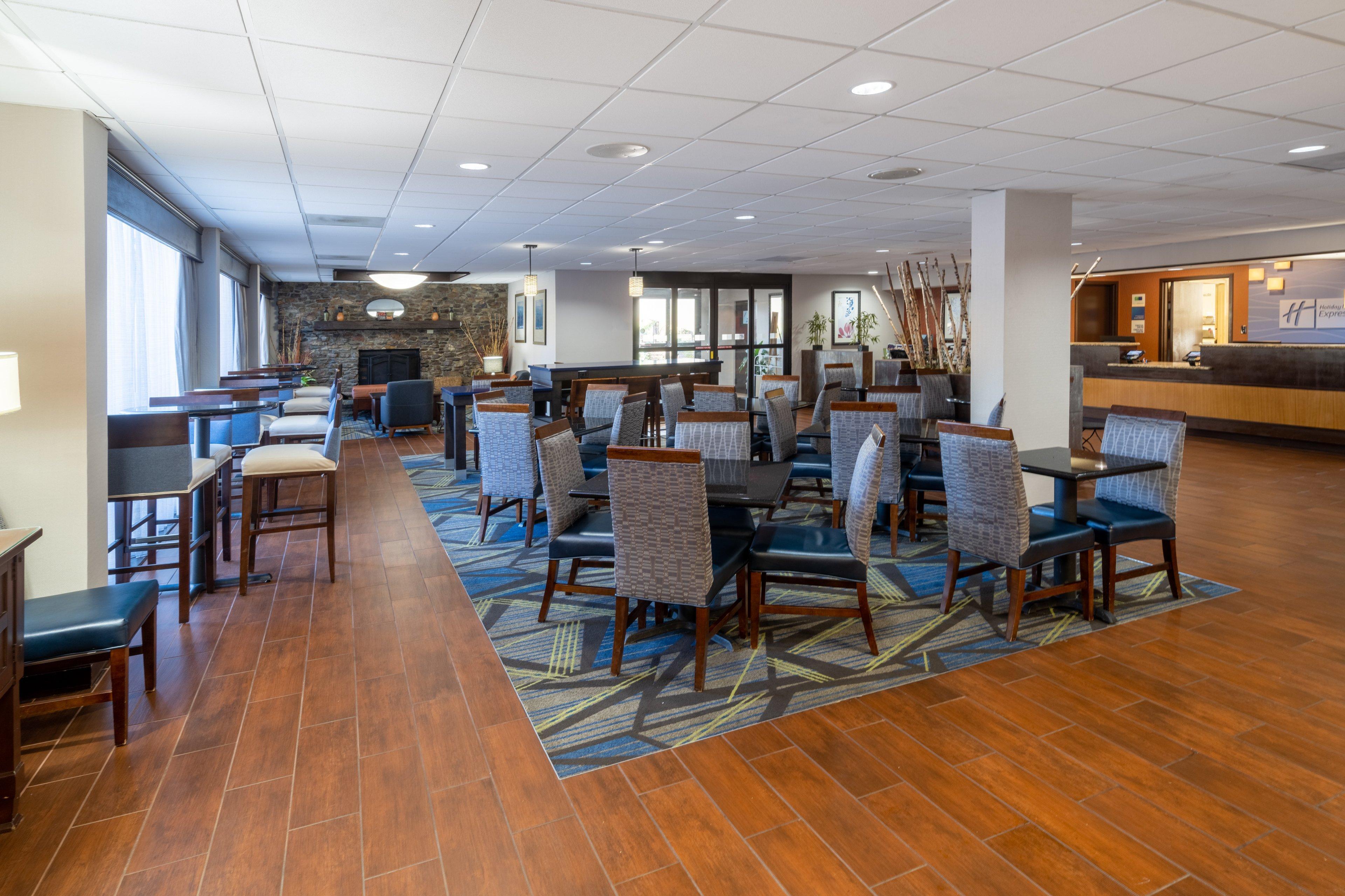 Holiday Inn Express Forsyth By Ihg Экстерьер фото