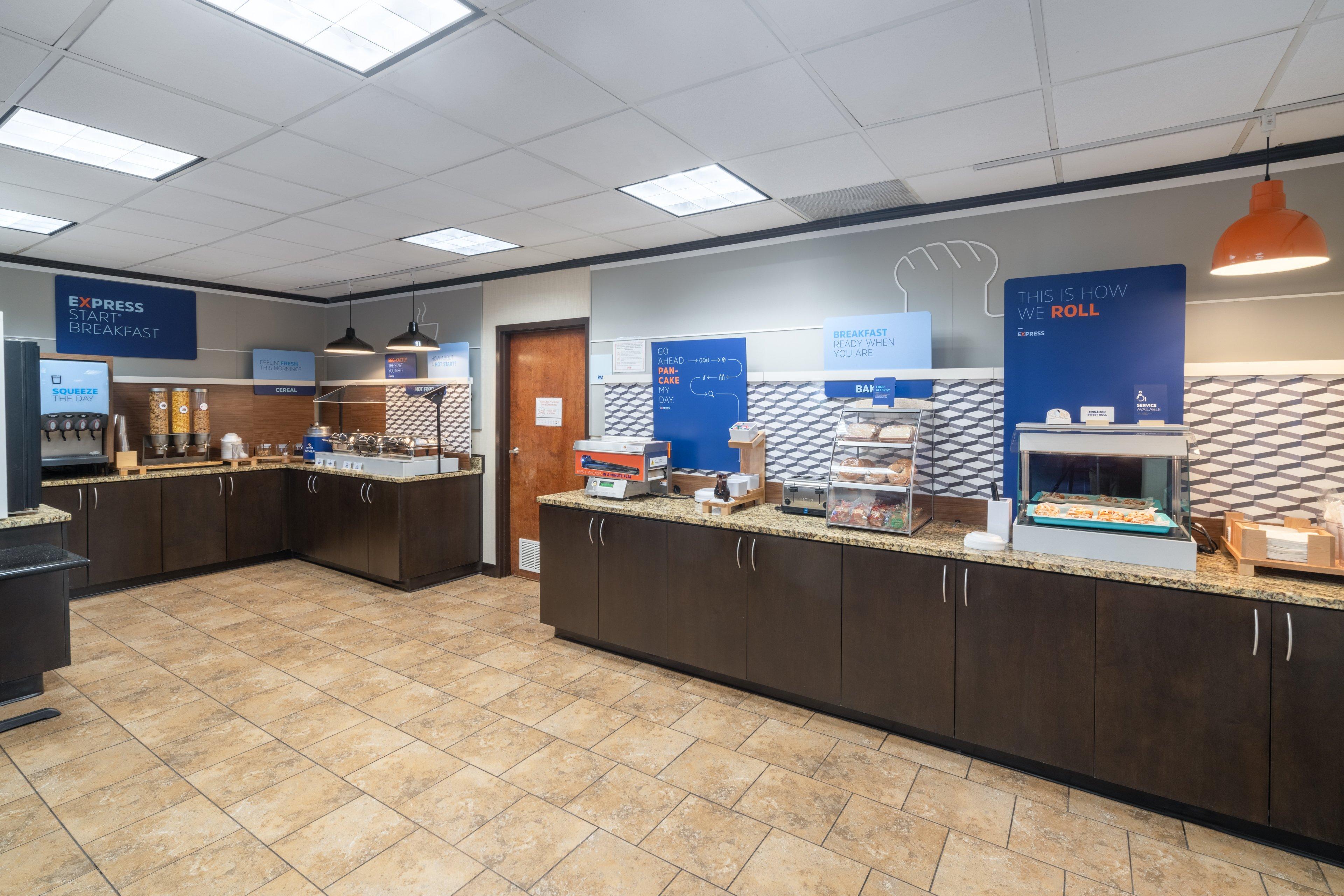 Holiday Inn Express Forsyth By Ihg Экстерьер фото
